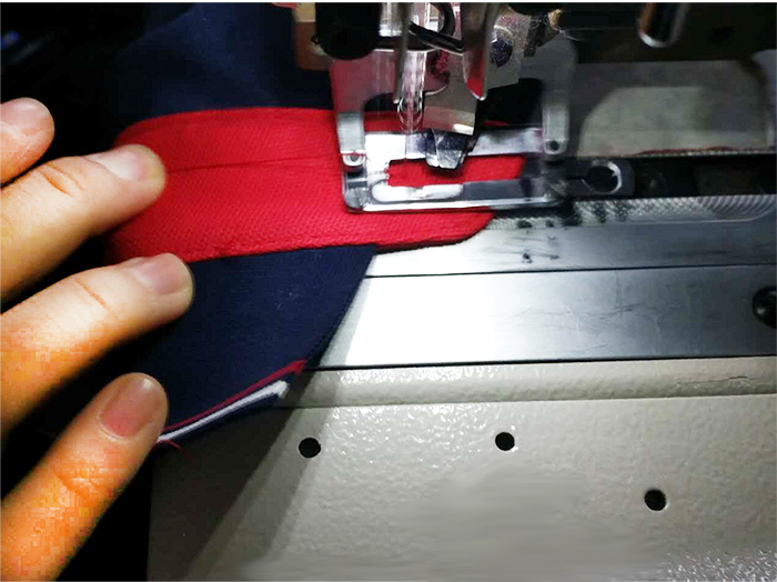 POLO衫定制 扣眼过程