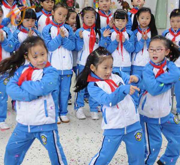 9月开学季，欧迈校服定制